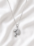 Colar prateado com pingente de gotas