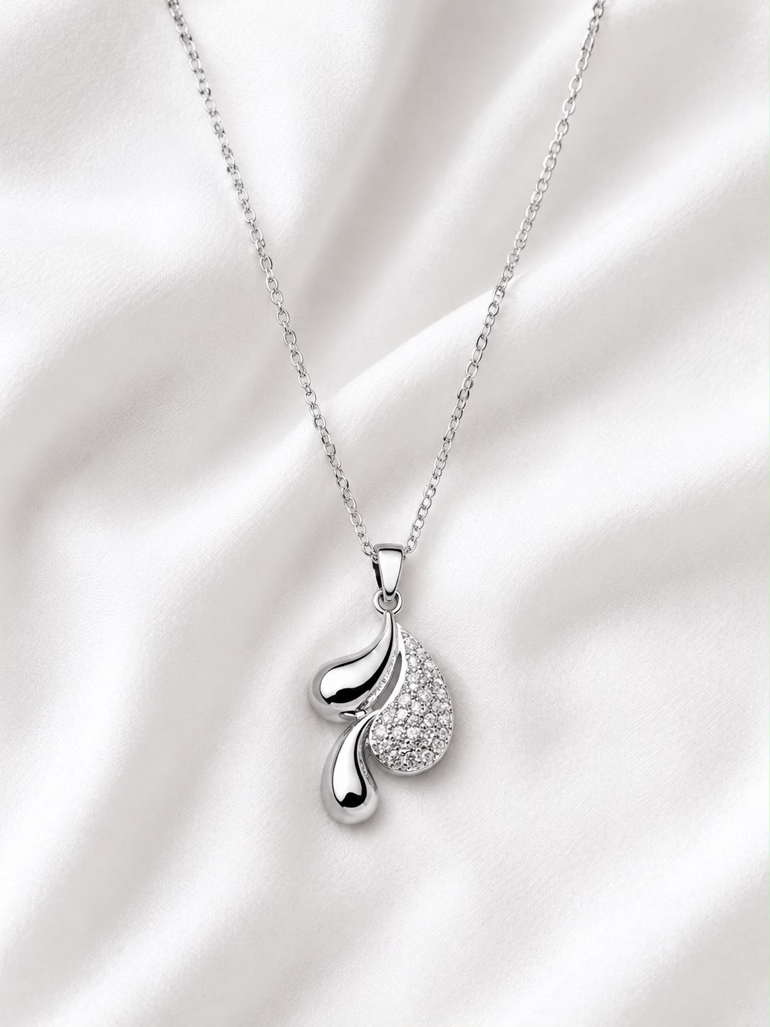 Colar prateado com pingente de gotas